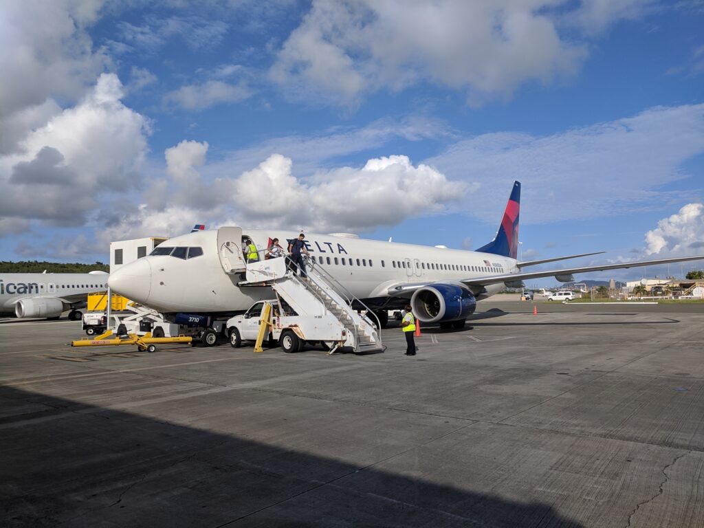 Delta 737-800 at STX